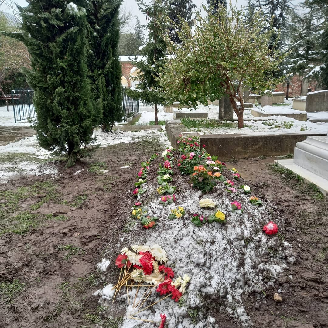 İki ziyaret. İlkinde çok zor görüştük. Makamdaydı. Etrafı kalabalıktı. İhale isteyen müteahhitler yalakalıkta yarışan kerli ferli adamlar, terfi için takla atan bürokratlar çok bilmiş danışmanlar vs vs
2. ziyaret kolay oldu. Yanında kimse yoktu. Mekânın cennet olsun Kadir Başkan