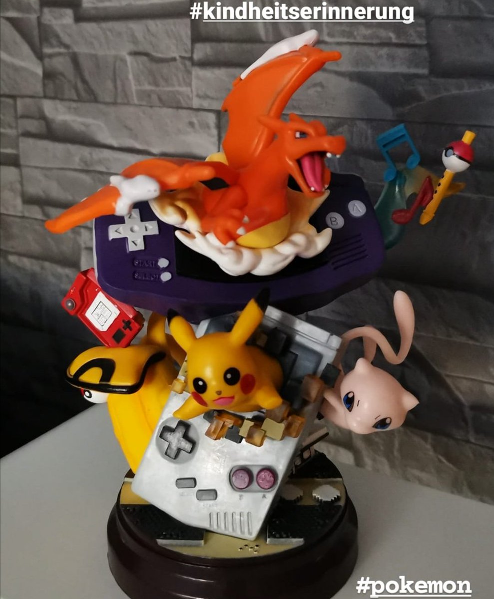 MMeddix's tweet photo. Ich hätte gern alle meine alten Pokemon Karten wieder, irgendwann war man zu 'cool' dafür und man hat sie in der Familie an die Jüngeren weiter gereicht und futsch sind sie weg 😭 https://t.co/3doiQyhzFE