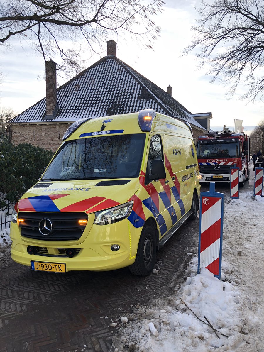 🇳🇱 Vandaag mijn 1e uitruk voor <a href="/BrwrAmerongen/">Brandweer Amerongen</a> als #chauffeur. Wij gingen de #ambulancedienst <a href="/ravu_ambulance/">RAVU Ambulancezorg Utrecht</a> ondersteunen bij het evacueren van een persoon die was gevallen bij het #kasteel van #amerongen
