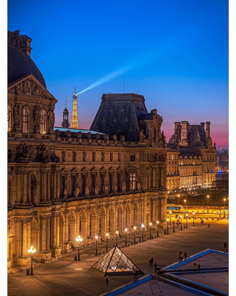 I Louvre you to the moon and back ! 😘 #EiffelinLove #SaintValentin #ValentinesDay 📷 instagram.com/gogojungle