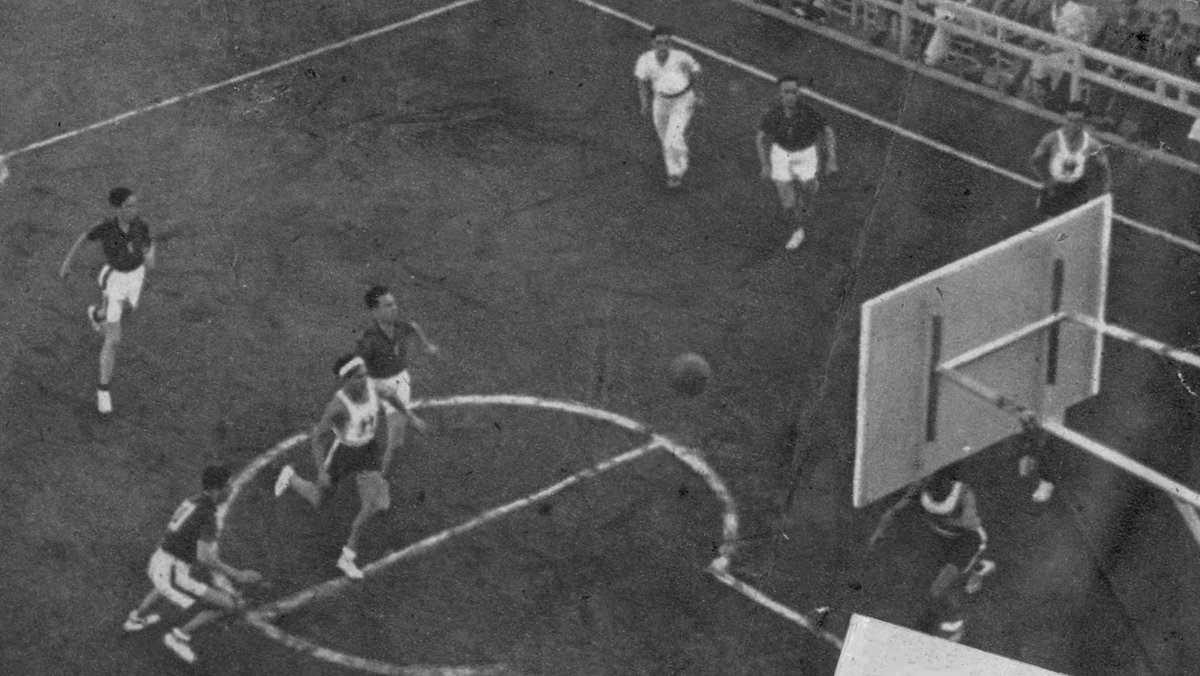 HistoriabasketE's tweet photo. 1ª Copa de basket no sé jugó en 1933, entonces era el Campeonato de España. Fue en 1940 cuando adquirió esa titulación. En la final en Sarrià se enfrentaron @cbhospitalet de Marcel·lí Maneja, ganador, contra Atlético de Gracia de Fernando Font.

#CopaACB 

https://t.co/hcbJGLzWFT https://t.co/pU08DP0J14