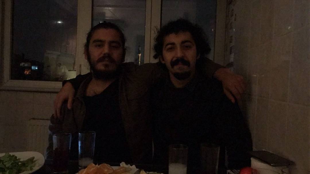 anilbayraktarof's tweet photo. Ben Kasım 21 doğumluyum Anıl 24. Bu fotoğraf da Anıl ile benim ortak doğum günü kutlamamızda çekildi. "Anıl'lar bitmez bizde" diyerek paylaşmıştık.  Anıl ile kol kola gözaltına aldılar bizi, şimdi o tutsak. Tüm arkadaşlarımızı zindanlarınızdan alacağız #ÜniversiteTutuklanamaz https://t.co/Bzmvuq2qUn