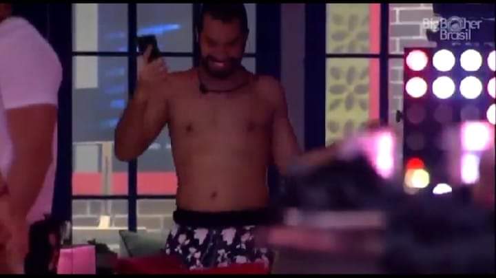 Delsouza71's tweet photo. A Juliette teve o maior trabalho pra colocar o Gilberto pra dormir aí ele se levanta e vai pra festa daí a Juliette: "OIA A PESTE" 

KKKKKKKKKKKKK eu não aguento eles #BBB21  juliette e Sarah https://t.co/AINWOraZxG