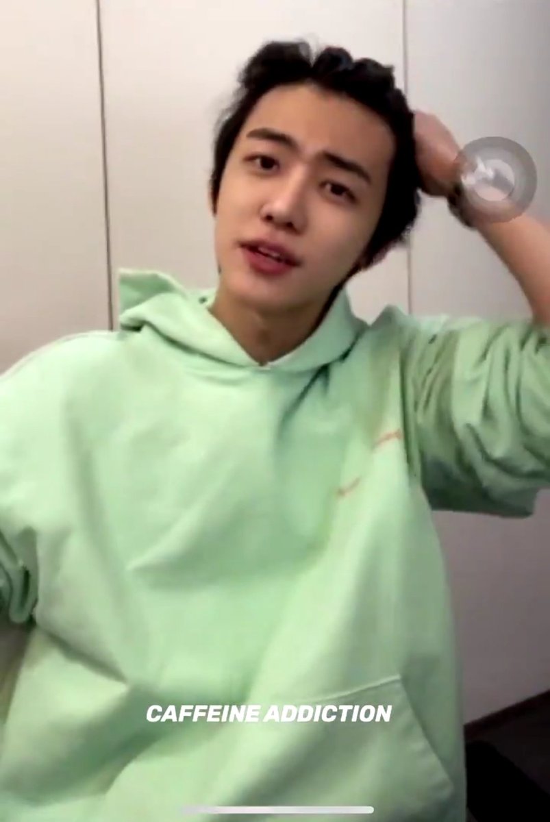 จะใส่หมวกหรือเสยผมก็หล่อมาก ถนัดมือขวาแต่ปัดพี่แจมินซ้ายตลอดนะคะ