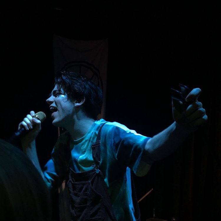 ✧･ﾟ: *✧･ﾟ:*declan mckenna as chairs: a thread*:･ﾟ✧*:･ﾟ✧