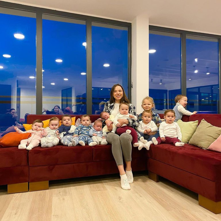 hondudiario's tweet photo. “TE LO CUENTO”; La pareja de Christina Ozturk y Galip Ozturk tiene once hijos, pero sueñan con llegar a 105 y ser la familia más numerosa del mundo. Ellos son padres de niños nacidos en vientres alquilados, con excepción de uno y están dispuestos a gastar para tener 100 bebés. https://t.co/UpDt0eN7RZ