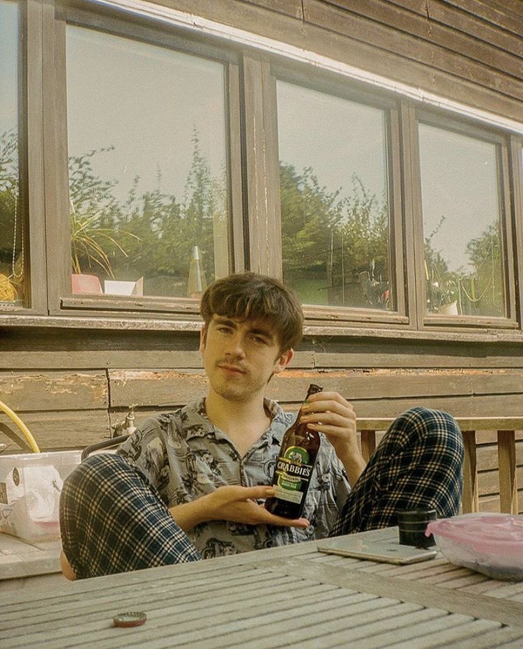 ✧･ﾟ: *✧･ﾟ:*declan mckenna as chairs: a thread*:･ﾟ✧*:･ﾟ✧