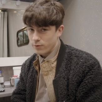 ✧･ﾟ: *✧･ﾟ:*declan mckenna as chairs: a thread*:･ﾟ✧*:･ﾟ✧