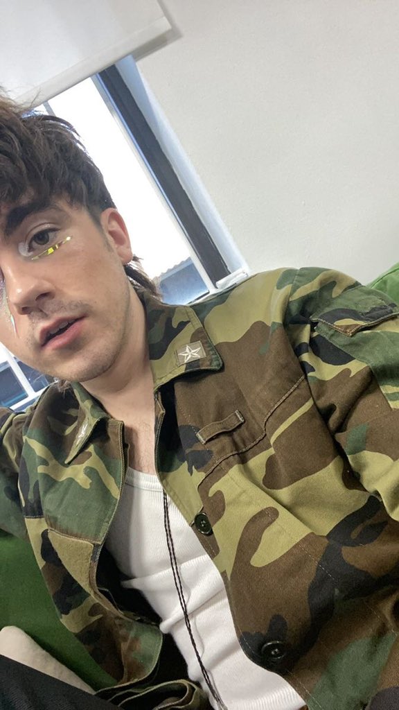 ✧･ﾟ: *✧･ﾟ:*declan mckenna as chairs: a thread*:･ﾟ✧*:･ﾟ✧