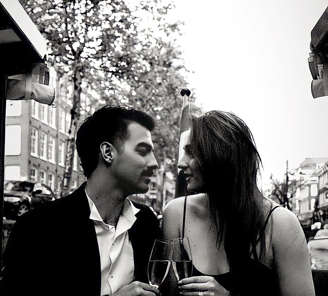 joejonasportal's tweet photo. Happy valentine's day to my parents ❤️ https://t.co/LNKkGKjqAf