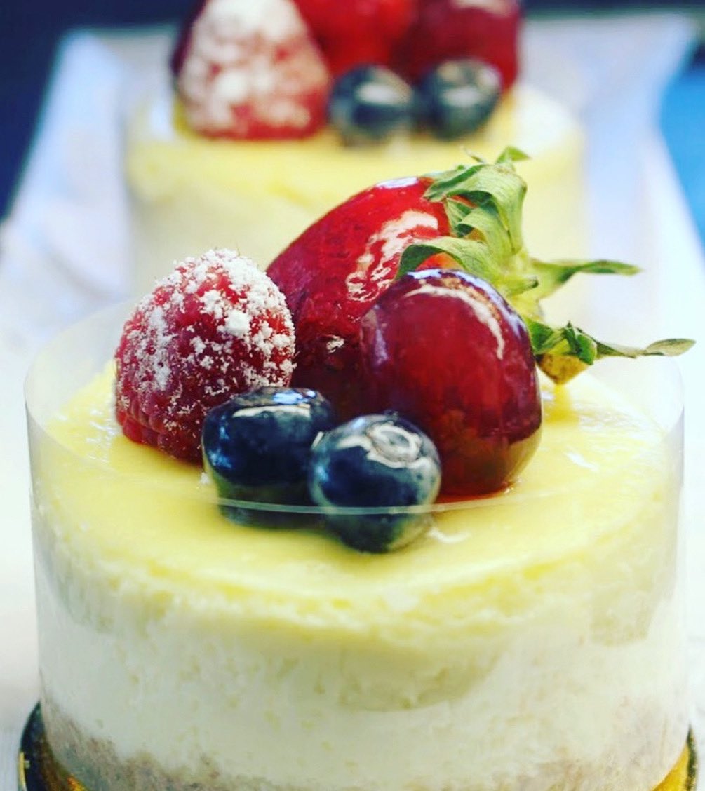 SouthLoopMarket's tweet photo. Happy Valentineโs Day! Make it a sweet one with our desserts, wine, fresh roses and more! ๐น๐ง๐ฅ #valentinesday #southloopmarket #southloopchicago #southlooplife #southloopliving #valentinesday2021 https://t.co/EndudEIK8R