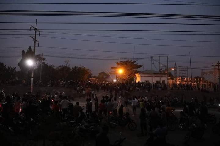 GulfWifyMyanmar's tweet photo. This is in Myitkyina right now
Military use more than 40 pistols, about 5 tear gas canisters.
They raided into power station by force and pressure the officers who are joining 'CDM".
The victims include the reporters also.

#Feb14Coup 
#WhatsHappeningInMyanmar https://t.co/NTDbdcLRI0
