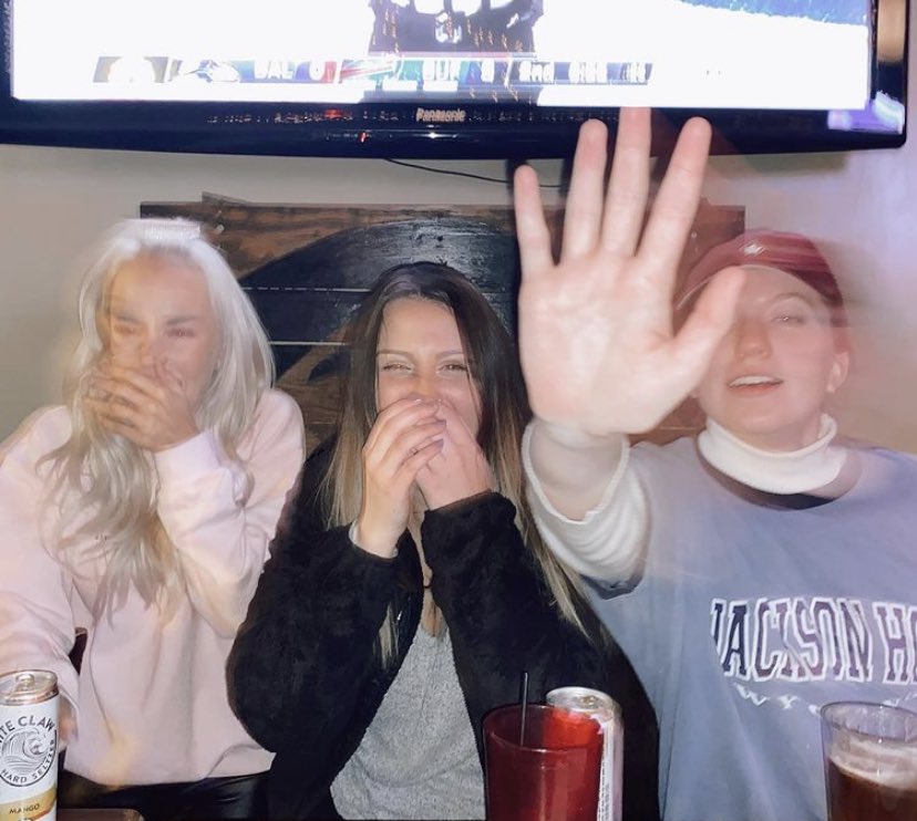 debtbarbie's tweet photo. happy valentines day to my extremely hot friends <3 i love u say it back <3 https://t.co/0N4g87GRDF