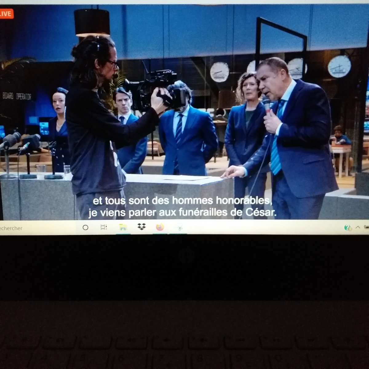 desavisdisa's tweet photo. Irrésistible @HKesting en Marc-Antoine s'adressant au peuple de Rome.
Voir ce spectacle (qui parle notamment de la (sur)médiatisation de la politique) sur un écran prend tout son sens, on a l'impression de voir Shakespeare en direct sur CNN.
#RomanTragedies #ITALive #JuliusCaesar https://t.co/C2HI6M6BHB