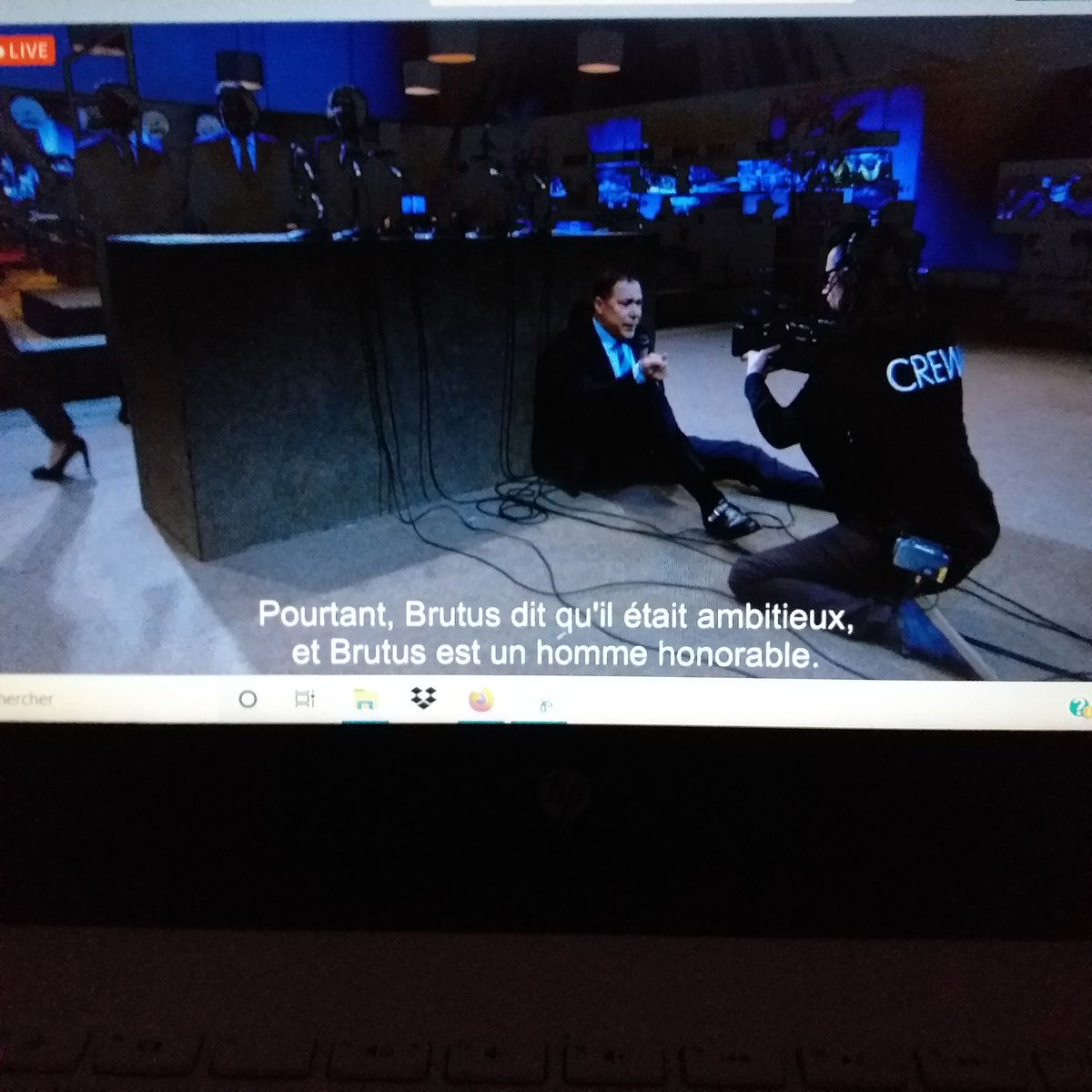 desavisdisa's tweet photo. Irrésistible @HKesting en Marc-Antoine s'adressant au peuple de Rome.
Voir ce spectacle (qui parle notamment de la (sur)médiatisation de la politique) sur un écran prend tout son sens, on a l'impression de voir Shakespeare en direct sur CNN.
#RomanTragedies #ITALive #JuliusCaesar https://t.co/C2HI6M6BHB
