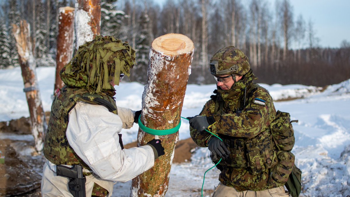 CO_5RIFLES's tweet photo. @OC_5AES was also out in temperatures approaching -30 degrees Celsius; a great chance for @Kaitsevagi and @NATO eFP Battlegroup Engineers to swap expertise. Learning from each other and building on our proven ability to fight together. #WeAreNATO @22EngrRegt https://t.co/7k6YyoGaJu