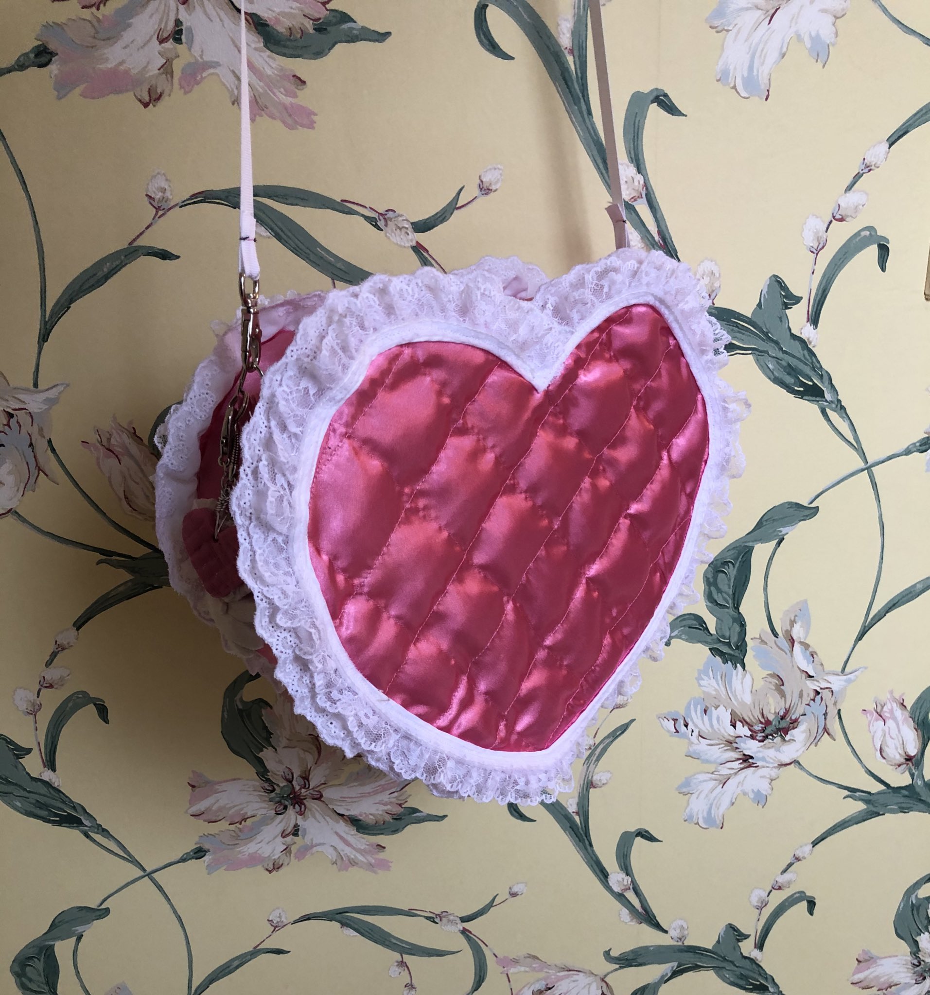 on Twitter "the Royale High “Aphrodite’s Shoulder Bag” in real life! 💖