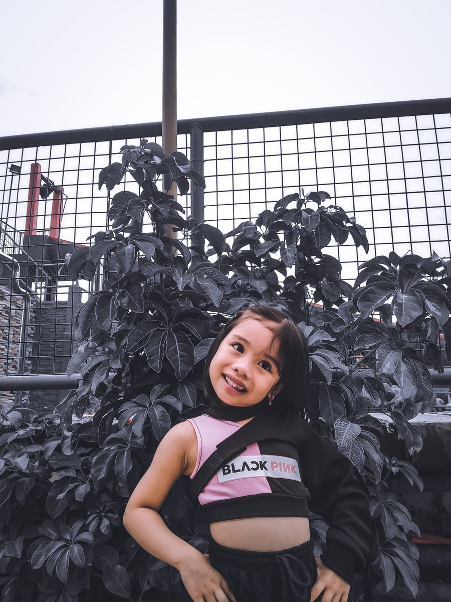 SnowChlow's tweet photo. "S-A-V-A-G-E, keep it pretty, pretty savage".#BLACKPINK  

Just sharing this little BLINK. 🖤 https://t.co/quSuUTdXLg
