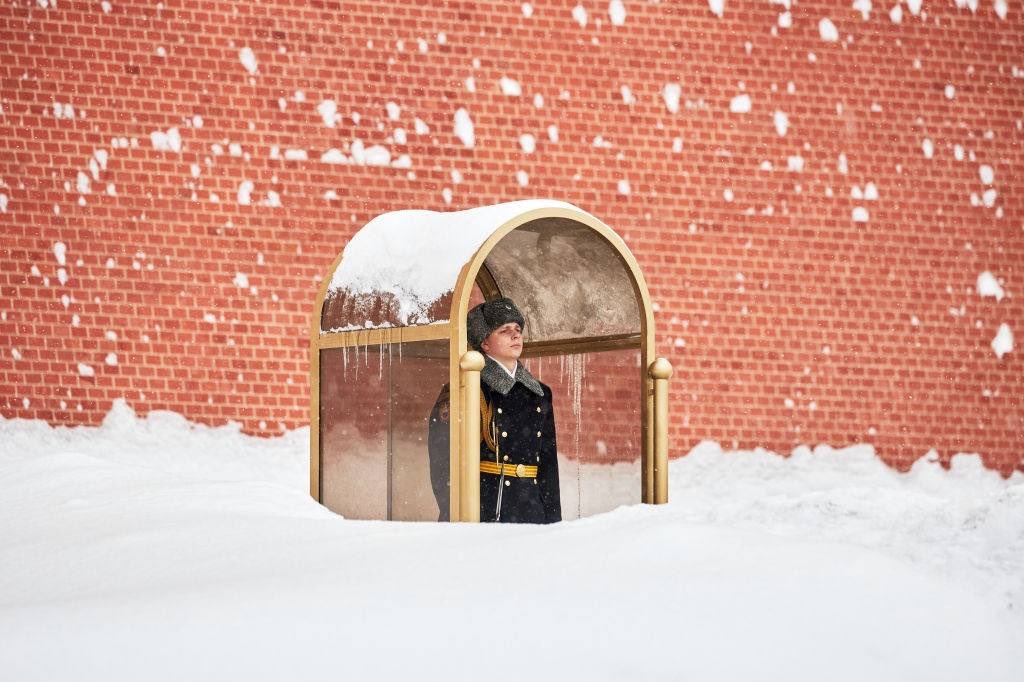 Сугробов сегодня. Снег в Москве. Сугробы в Москве. Караул на красной площади. Кремль в снегу.
