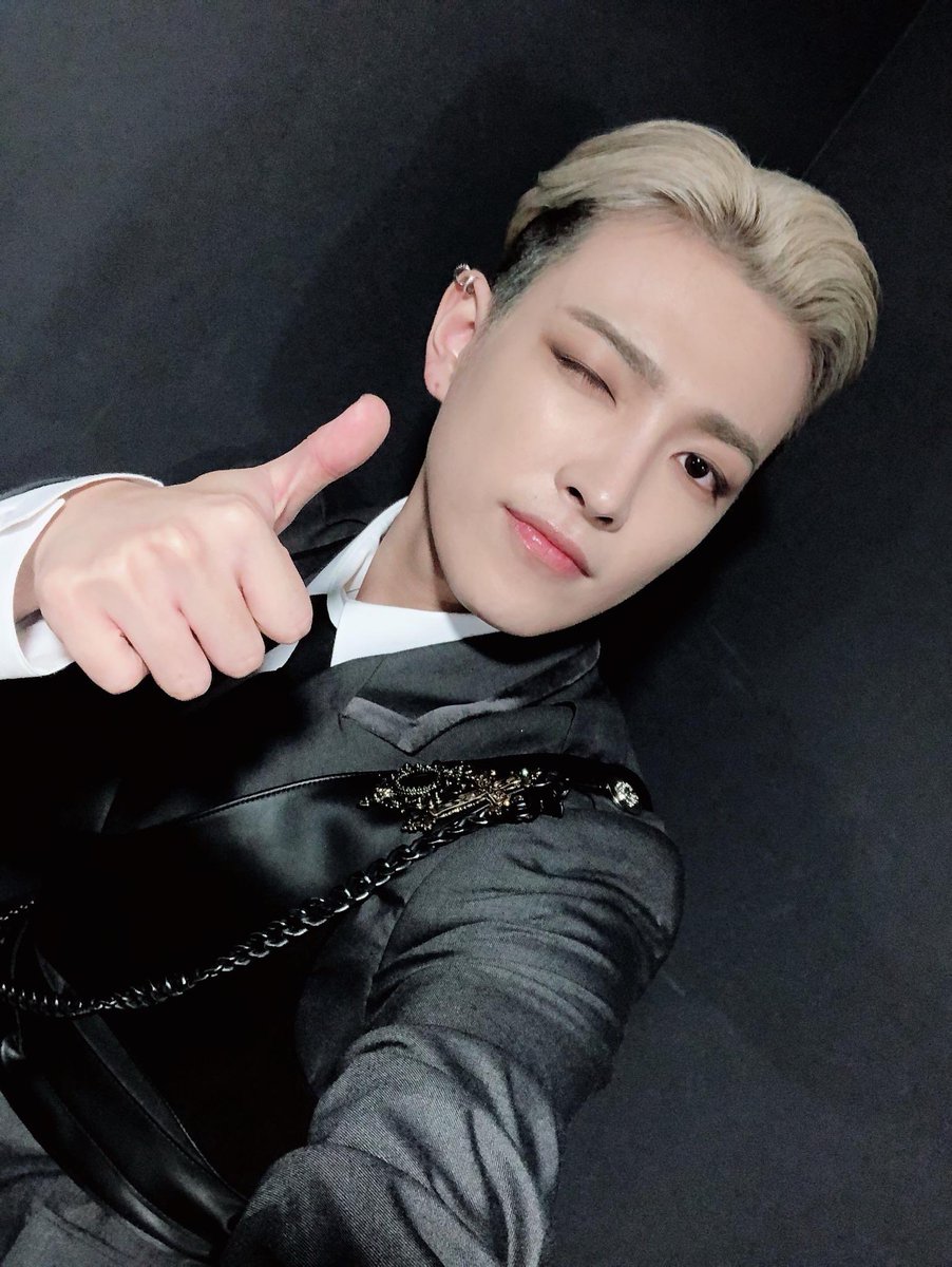 PRODBYHONG's tweet photo. AHHHHHHHHHHHH HE LOOKS SO GOOD #STANWORLD #ATEEZ #에이티즈 https://t.co/1plkU6VVZf
