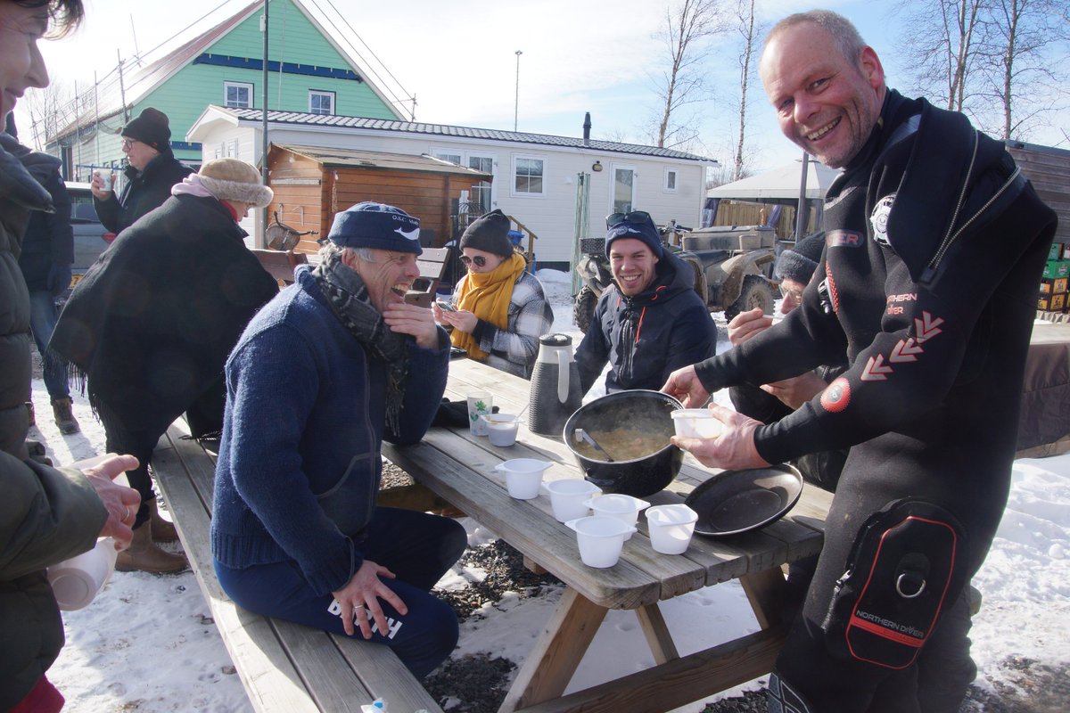 Sliedrecht24's tweet image. O.S.C. Moby Dick uit Sliedrecht maakte zondagmorgen een ijsduik bij camping De Put in Ottoland. Na afloop was er erwtensoep (Foto's via @GeertTieman)