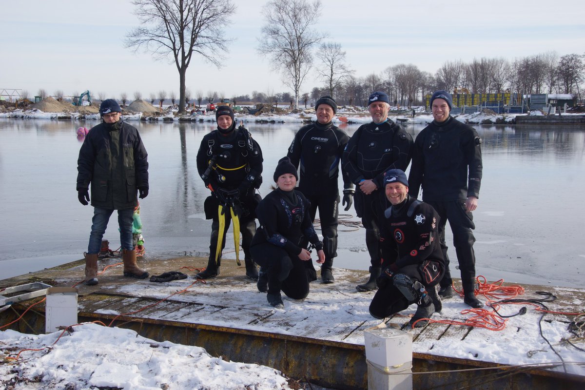 Sliedrecht24's tweet image. O.S.C. Moby Dick uit Sliedrecht maakte zondagmorgen een ijsduik bij camping De Put in Ottoland. Na afloop was er erwtensoep (Foto's via @GeertTieman)