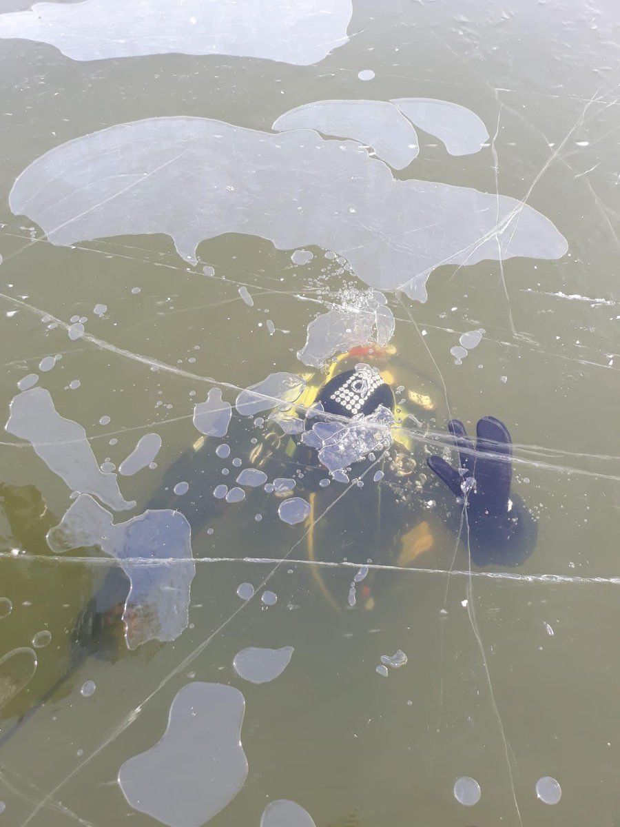 Sliedrecht24's tweet image. O.S.C. Moby Dick uit Sliedrecht maakte zondagmorgen een ijsduik bij camping De Put in Ottoland. Na afloop was er erwtensoep (Foto's via @GeertTieman)