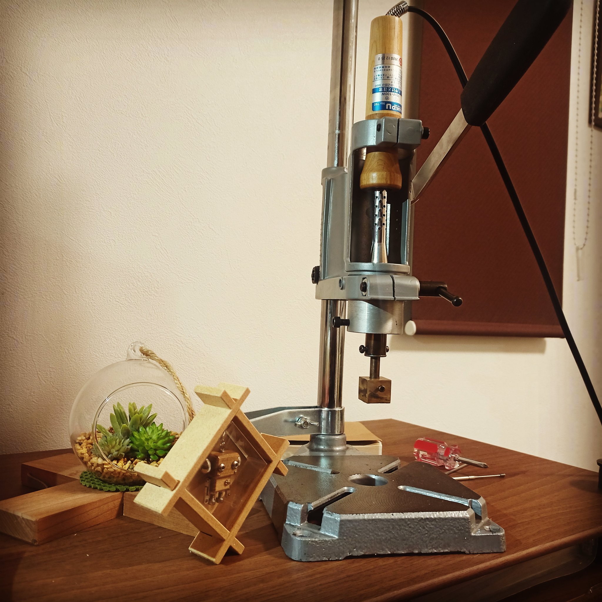 Mito Craft 木と金属のロボットチャーム ドリルスタンドを仕入れました ボール盤を持っているのでドリル をつけるわけではなく 自作のハンダこて焼印用です 少し改造して 焼印を押せるようにしてみます ハンドメイド 焼印 Diy T Co