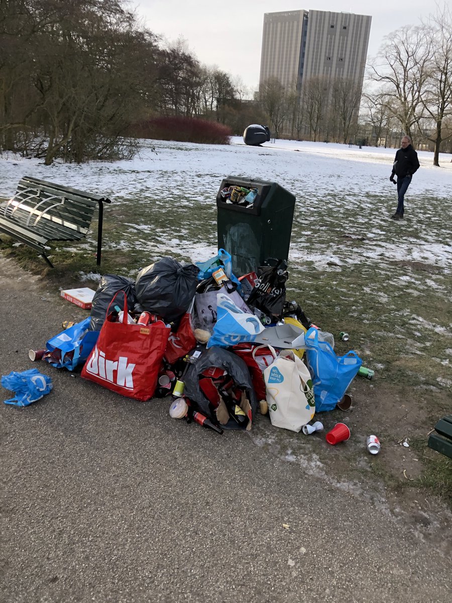 DwarsOost's tweet photo. Laat niet als dank voor het aangenaam verpozen de bewoners van het park de flessen en de dozen!!! @Flevoparkvriend @AmsterdamNL #schaatsen #nieuwediep @parool @AT5 https://t.co/Ekg7G74E0z