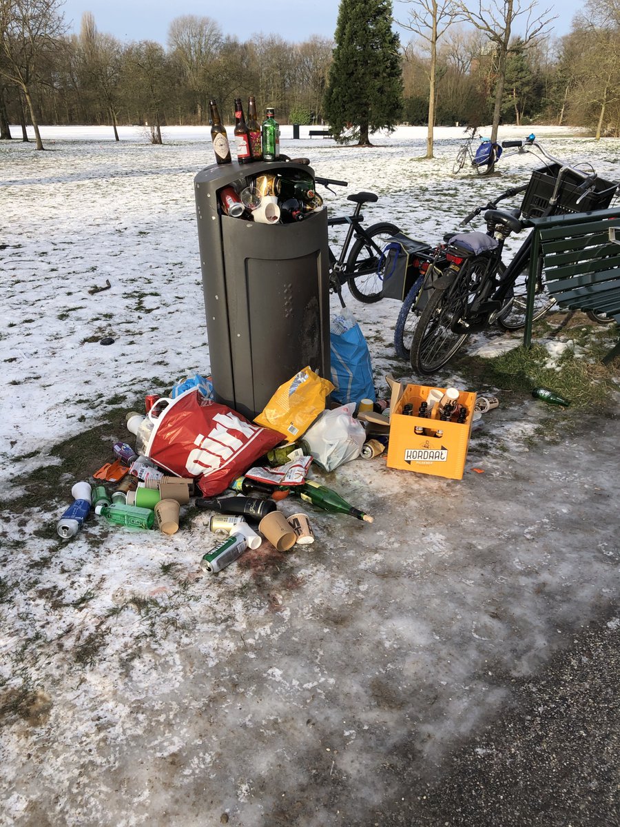 Laat niet als dank voor het aangenaam verpozen de bewoners van het park de flessen en de dozen!!! <a href="/Flevoparkvriend/">Flevoparkvrienden</a> <a href="/AmsterdamNL/">Gemeente Amsterdam</a> #schaatsen #nieuwediep <a href="/parool/">Het Parool</a> <a href="/AT5/">AT5</a>