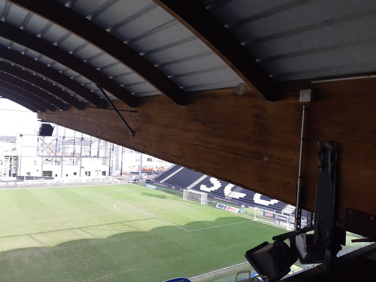 Mon cadeau de la Saint-Valentin : une après-midi en tête à tête avec la poutre angevine au stade Raymond Kopa. Le rêve ! #Ligue1 #SCOFCN