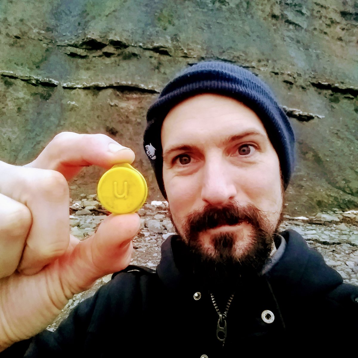 I've been doing a daily #2minutebeachclean from Cardiff to Penarth.
🌊🏖️🚮
As I've been showing our ocean some love, yesterday the waves gifted me a double-bladderwrack seaweed heart, a smiley face &amp; a Smarties lid U.

Almost an I 💚 U

#HappyValentinesDay
