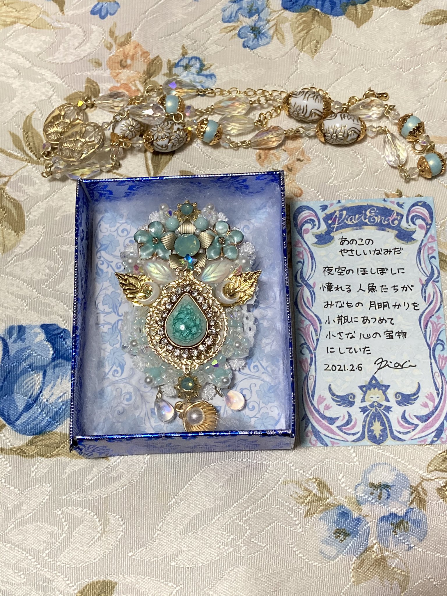 ももち Piari Piaricapiari さんの あのこのやさしいなみだ をお迎えしました アミューゼちゃんが人魚姫のお話を読んで流した涙が花を咲かせたという なんとも優しい世界の物語が詰まったお守りだそうです 以前オーダーした子と色
