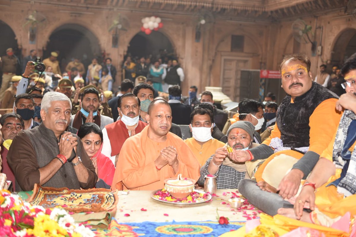 पवित्र धाम वृंदावन में मा. CM श्री <a href="/myogiadityanath/">Yogi Adityanath</a> जी, मा. केंद्रीय जल शक्ति मंत्री श्री <a href="/gssjodhpur/">Gajendra Singh Shekhawat</a> जी और मा. जल शक्ति मंत्री, उ.प्र. श्री <a href="/bjpdrmahendra/">Dr. Mahendra Singh</a> जी के साथ ठाकुर श्री बांके बिहारी जी के दर्शन कर देश-प्रदेश की उन्नति में योगदान का सामर्थ्य मांगा। <a href="/BJP4UP/">BJP Uttar Pradesh</a> <a href="/BJP4India/">BJP</a>