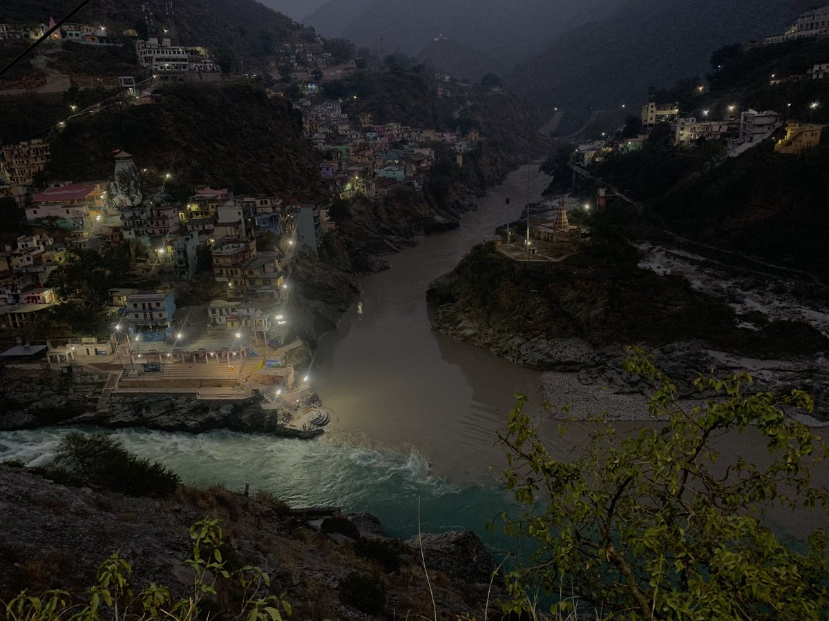 On any other usual evening, one would find Alaknanda much cleaner and greener in colour than her sister, Bhagirathi. Not today. Remains of Feb 7 #UttarakhandGlacierBurst are still alive in the river.