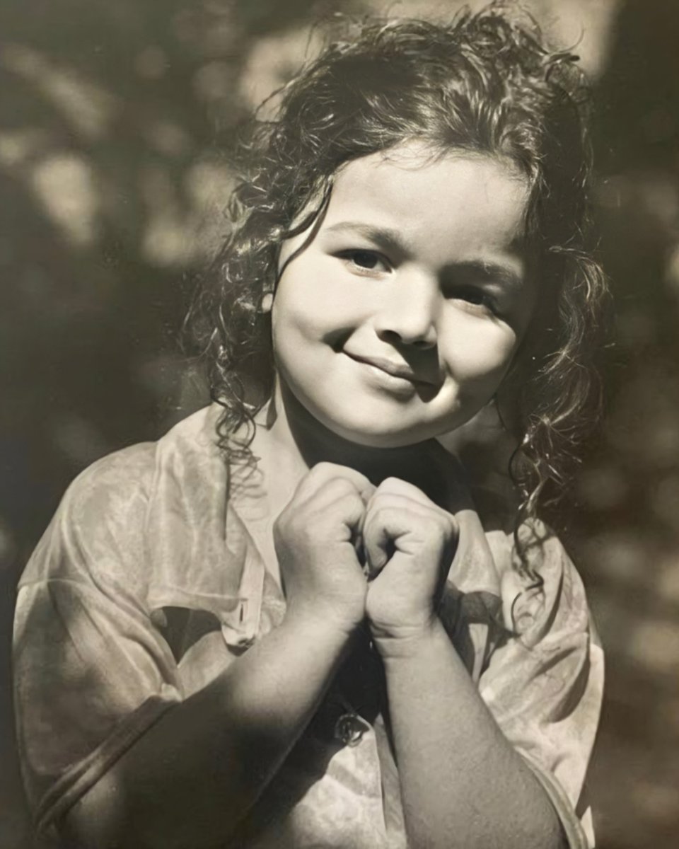 Hereforalia's tweet photo. Thank you mama  @Soni_Razdan for giving us this gorgeous goofball @aliaa08 ♡

We #alianators love her a lot and we wish she be blessed with all the happiness in this world 🌍❤

ONE MONTH TO ALIA'S BDAY https://t.co/MnmvEg9SqP