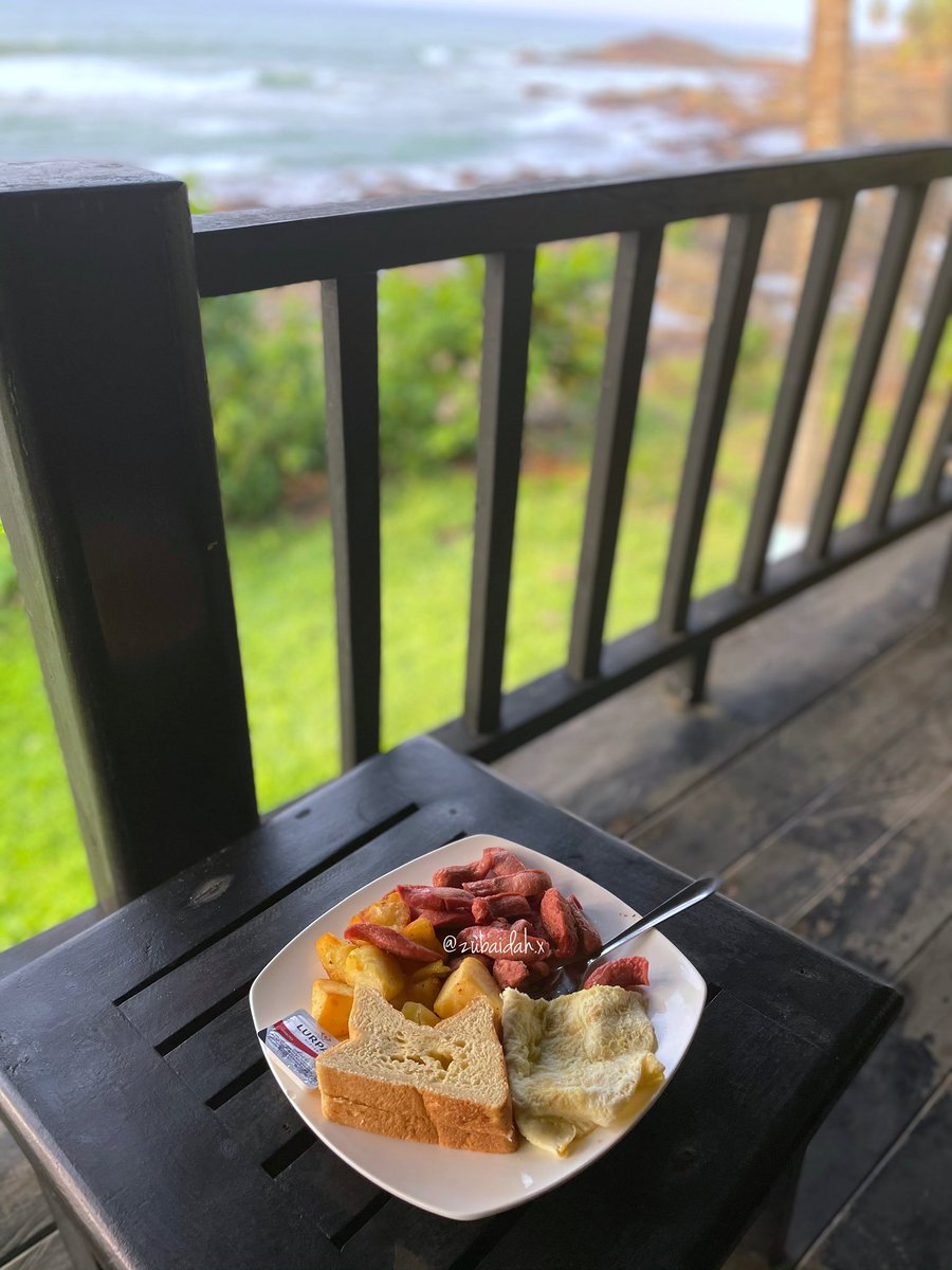 The view during the day is so calming, and it’s so beautiful when the sun is setting.Gives you all the feels.The welcome set-up was so cute,they had flowers & towels in a little arrangement on the bed.12am convos on the baclony different, especially with bottle of wine. Whew.