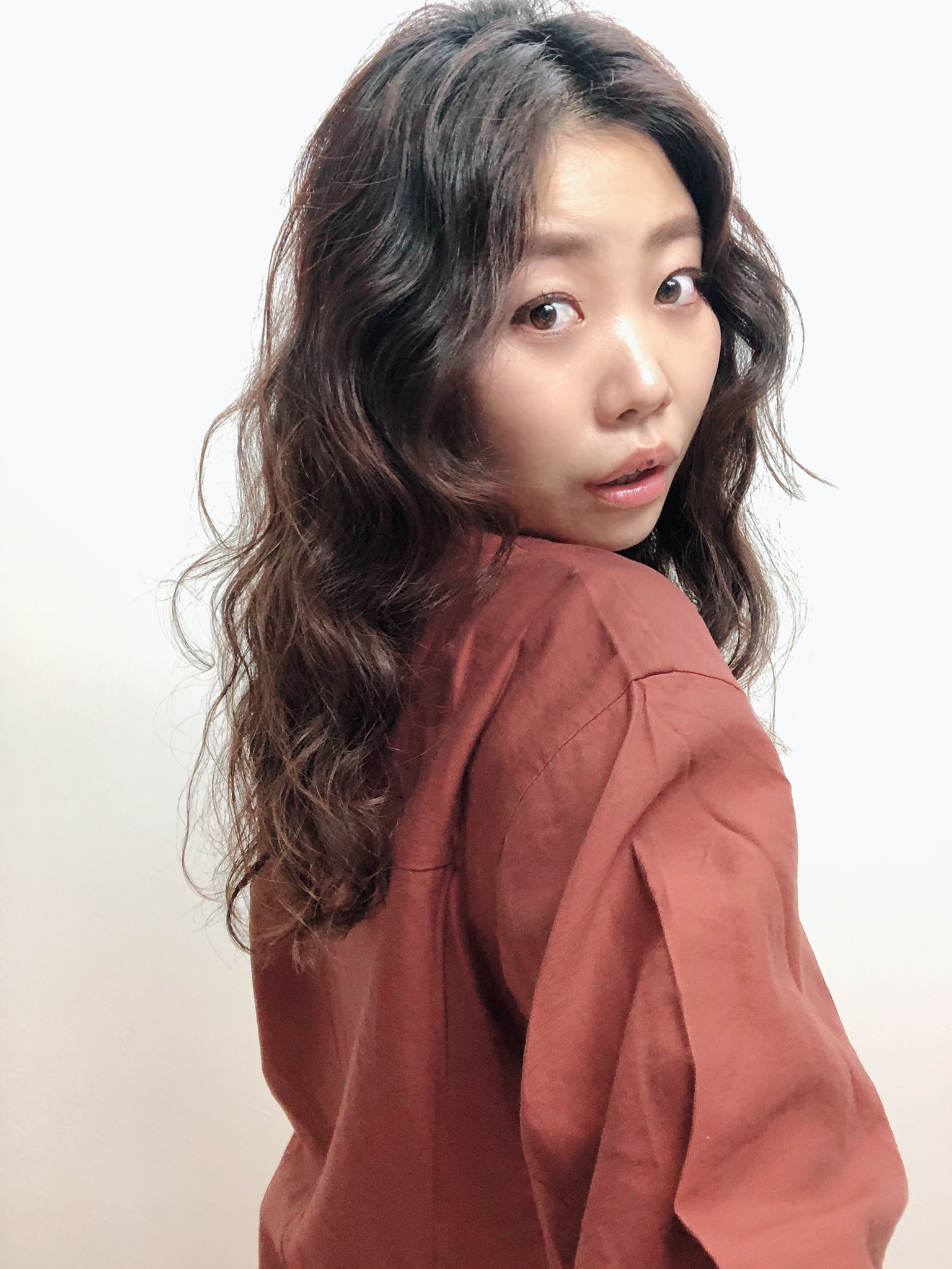 Twitter 上的 Pao 村田沙織 ぐるぐるふわふわ ひさびさパーマかけちゃった カタチはいつもと同じなんだけど笑 ちょっとずつ違うんです笑 もっとふわっふわにする研究をするぞ ウェットにもなるのだろうか おすすめスタイリングあれば教えてください 強め