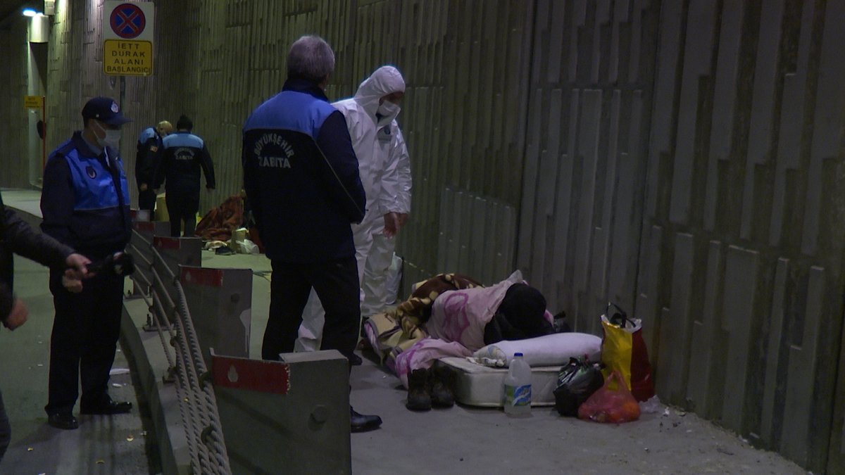 imamoglu_int's tweet image. As temperatures drop, we can't let anyone sleep rough in #Istanbul. @municipalityist teams were out across the city last night to move homeless citizens into warm, COVID-safe shelters. We also provide psychosocial support to help them find employment &amp;amp; reintegrate into society.