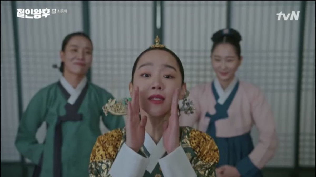 violet_fullmoon's tweet photo. ตีกันทำไม?! กูแสดงคนเดียวเด้อ🙃#MrQueen #MrQueenEp20 https://t.co/ZuUJUnn93W