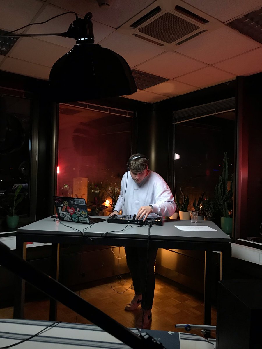 Playing a set today on Graydient's Gallery Sessions!!! Since it's Valentine's I included some of my favorite cheesy love themed dance music, and picked a few of your suggestions on Instagram! 

See ya at 3pm PT at twitch.tv/graydientarts

<a href="/GraydientArts/">Graydient ◾️◾️◾️</a> 
<a href="/EDMIDtv/">EDM Identity TV</a>