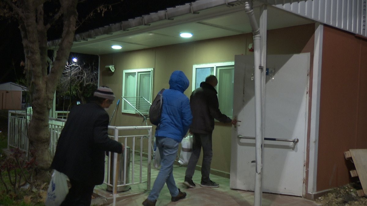 imamoglu_int's tweet image. As temperatures drop, we can't let anyone sleep rough in #Istanbul. @municipalityist teams were out across the city last night to move homeless citizens into warm, COVID-safe shelters. We also provide psychosocial support to help them find employment &amp;amp; reintegrate into society.