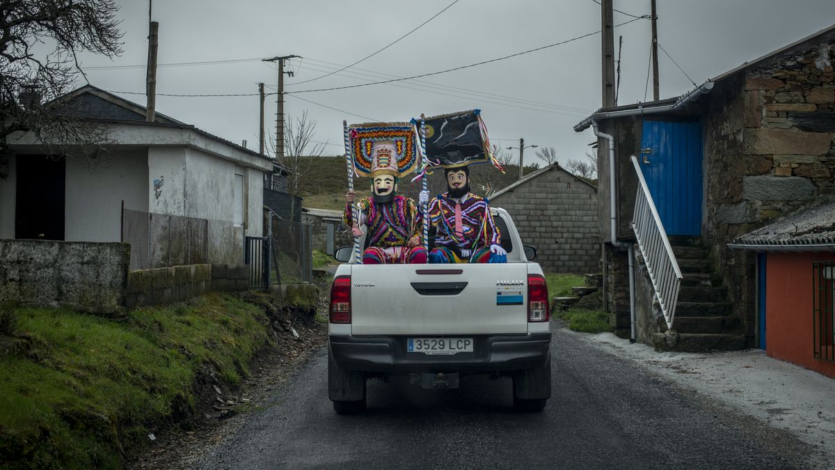 javier_fraiz's tweet photo. Cabrito a domicilio y el boteiro de visita en Vilariño de Conso (medio millar de habitantes), el único concello de Ourense sin un solo caso de COVID en toda la pandemia. Entroido pese a todo.
Con fotos de @brais_lorenzo, que una vez más fue mis ojos.

👇
https://t.co/0vQ5jjtRgI https://t.co/UvyVHOJfHY