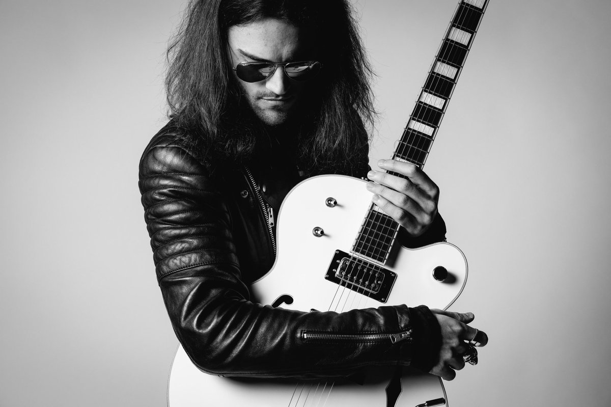 JackEdwardsMuso's tweet photo. Gretsch Sunday with @blackhamimages. @GretschUSA @gretsch #GretschWhiteFalcon #BroadkasterJR #Setzer https://t.co/bIyd18R7i2