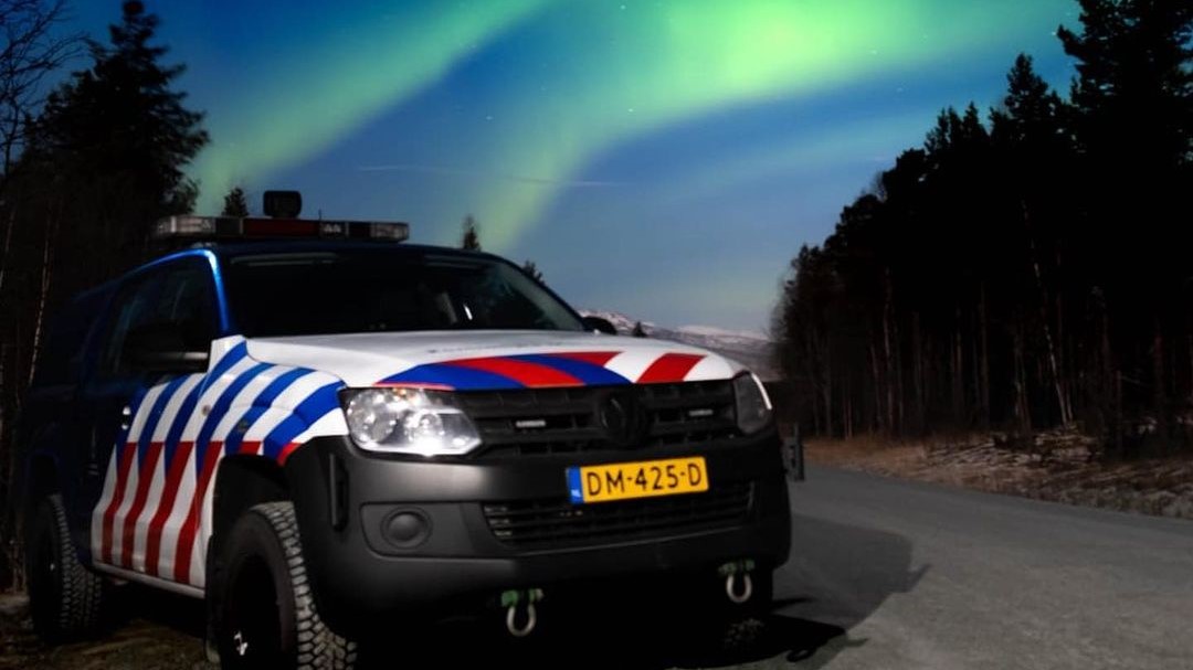 Marechaussee's tweet photo. De Koninklijke Marechaussee doet onderzoek naar het overlijden van een Nederlandse militair gistermiddag in Noorwegen. Gaande het onderzoek kunnen wij geen verdere mededelingen hierover doen. https://t.co/N095DDWJ82