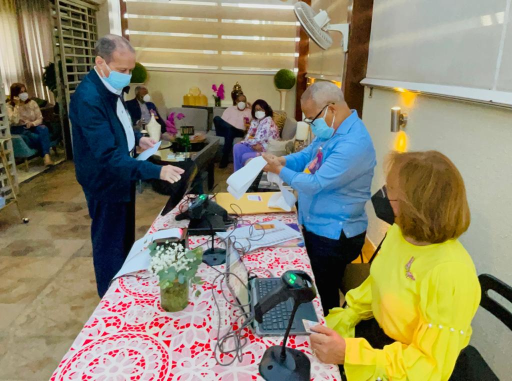 PLDenlinea's tweet photo. @AlexisLantigua, miembro del Comité Político es quien preside la mesa # 9, quien junto a @CristinaLizardo , coordinadora de la Comisión, @MelanioParedes, @dddiaz Margarita Pimentel, miembros ,  visitaron el apartamento de @PeredPerez, siendo testigo de su votación. https://t.co/68cWYJYl7Y