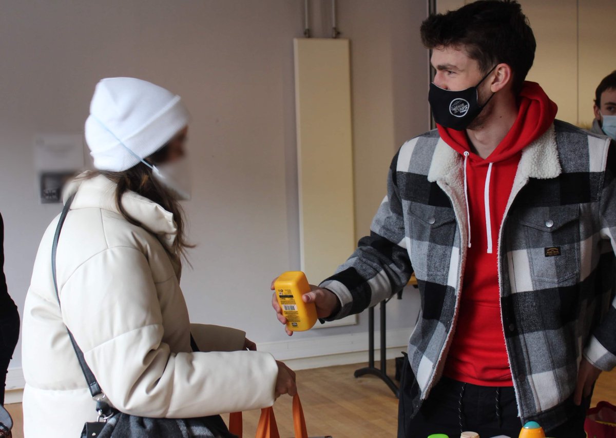 la_feder's tweet photo. Hier c’est plus de 500 étudiant.e.s qui ont bénéficié de la distribution alimentaire co organisée avec la #JCE. Merci à la ville de @Rouen et la @seinemaritime pour leur soutien.
Merci aussi à @orange, au @RotaryFR, au rotaract et l’AS rugby pour les dons.
Cc @La_FAGE https://t.co/maiYeP1Kc5