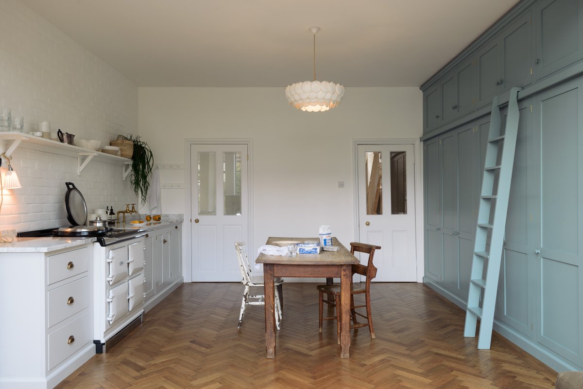 deVOLKitchens's tweet image. #KitchenTour: A ladder in the kitchen - a little unusual, maybe, but a great idea for anybody hoping to make the most of every inch of space and still create a totally practical space.

Check out the rest of this dreamy kitchen here - bit.ly/deVOLStrawberr… #DesignInspiration