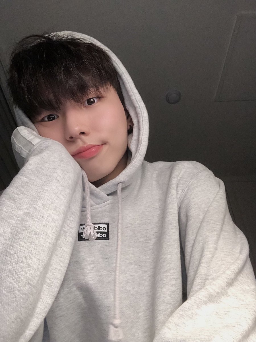 [#태영]

달콤한 잠자요🍫

#세븐어클락 #모자모자
#로즈 #굿나잇🌹