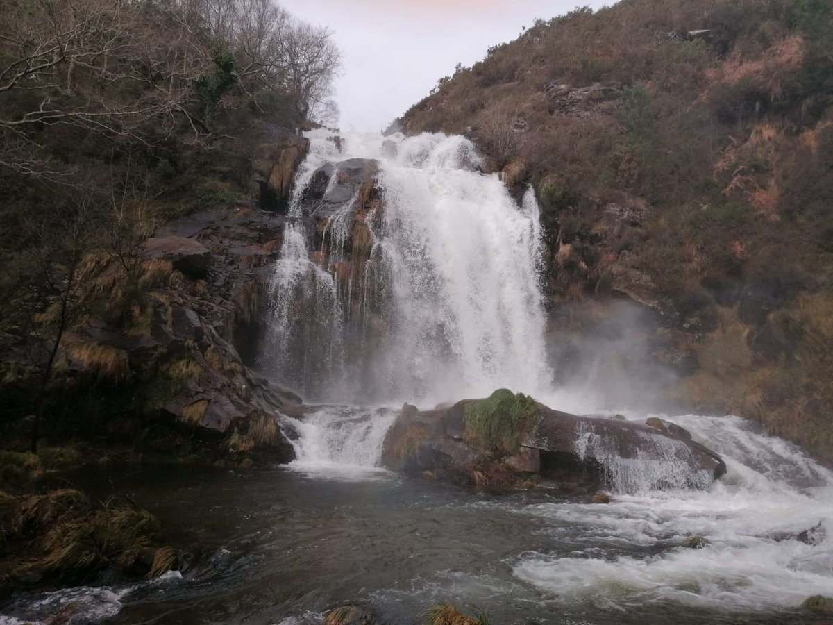 Arisfeed's tweet photo. Excelente mañana para caminar, día primaveral con 18 grados y las lluvias han dejado la cascada del río Xestosa en Juan Blanco - Orol espectacular. #Ourol #Orol #FervenzaXestosa #JuanBlanco https://t.co/b2h1EvAsqX